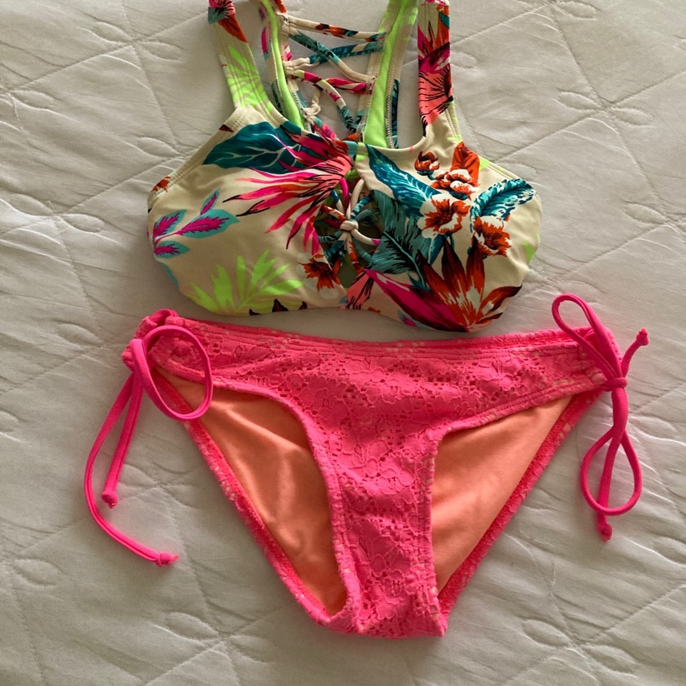 1 bikini bottom with 2 bikini tops